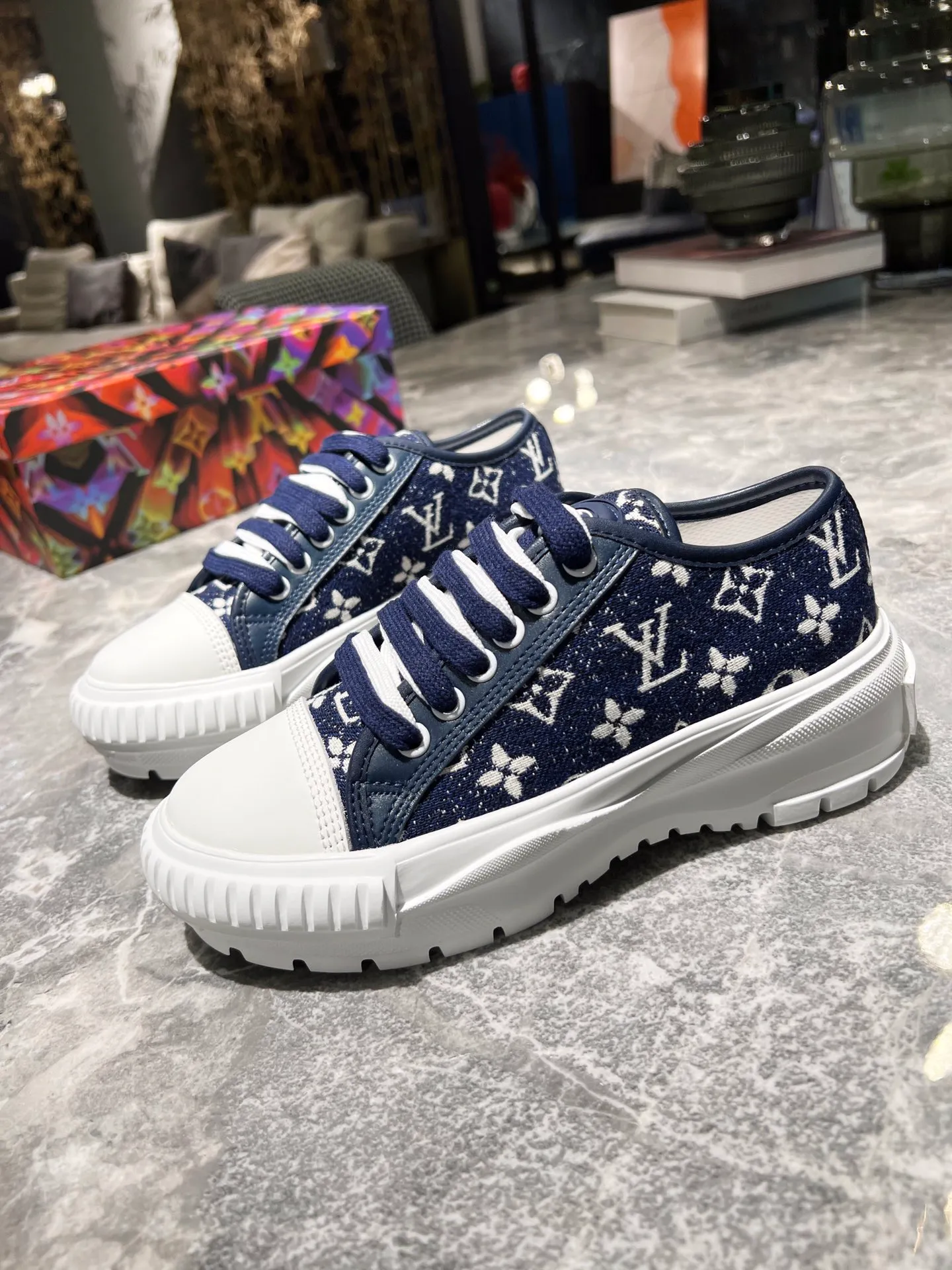 👟👟Ex-factory price 440👟👟 This LV Squad sneaker is made of Monogram denim to stretch out the midsummer comfort. The same color leather outlines the edges, the rubber LV Circle logo embellishes the tongue, and the thick yet lightweight rubber outsole upgrades the comfort again. Yardage: 35-41.